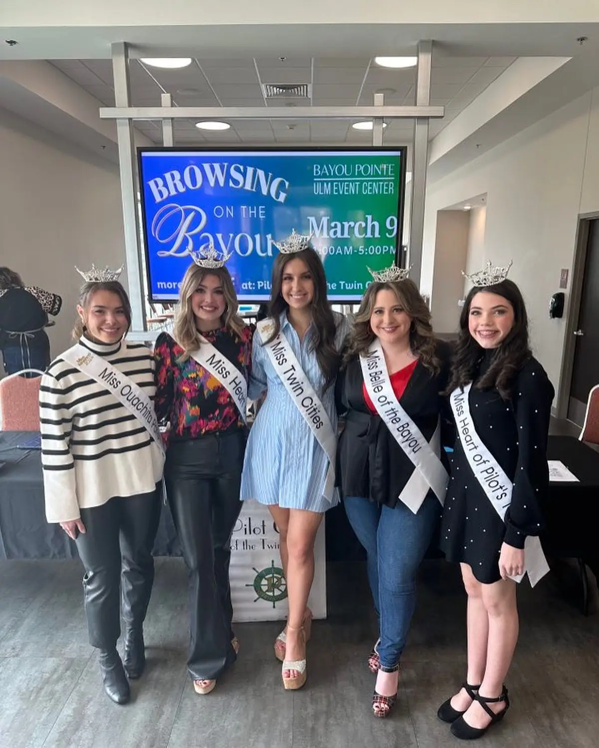 This weekend was the Pilot Club of Twin Cities’ Browsing on Bayou event!  We performed to provide entertainment for shoppers and put on a style show to showcase clothing items for attending vendors! 

We wore @state_lakes_apparel_co t shirts, a company run by 17 year old Walker - who also has a talent for building unique guitars! 

We also picked pieces from @bayoutiquewestmonroe that were so cute!